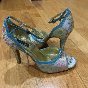 VTG Nyla Sylvia Floral Gold Brocade Peep Toe Heels